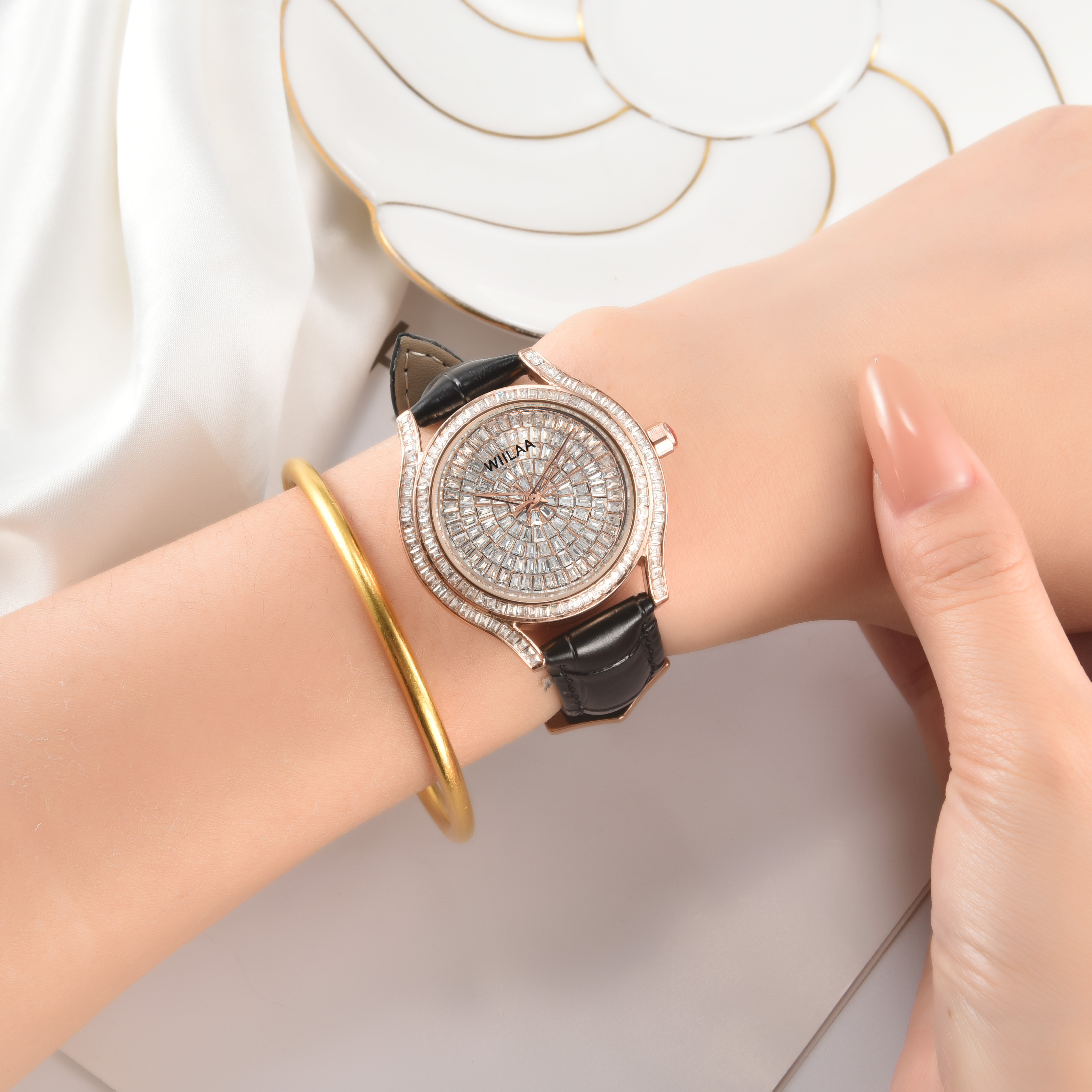 WIILAA Luxury Women's Crystal  - Luxury Watch All Black のレビューと価格